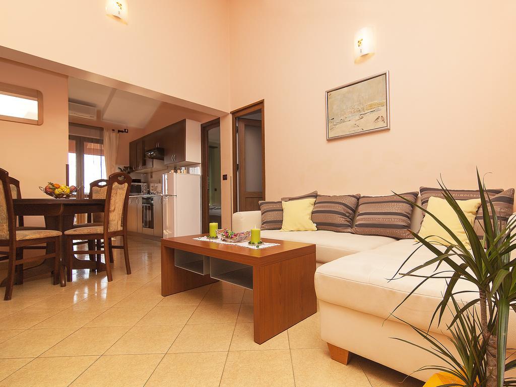 Apartments Cvek Ровин Екстериор снимка