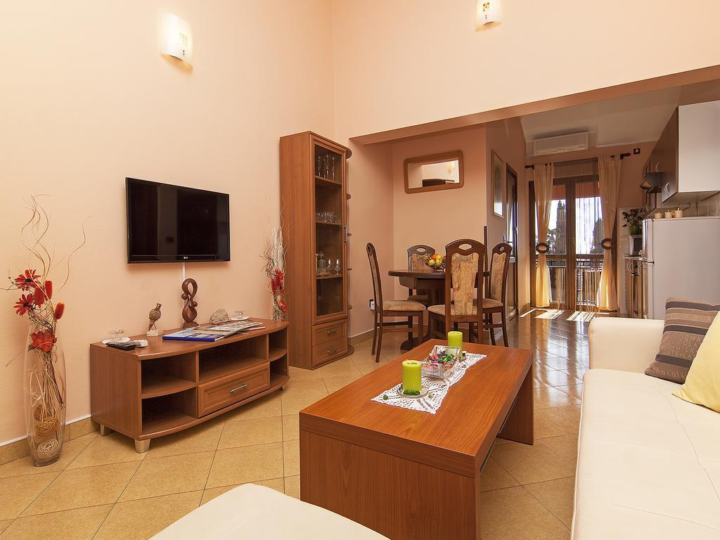 Apartments Cvek Ровин Екстериор снимка